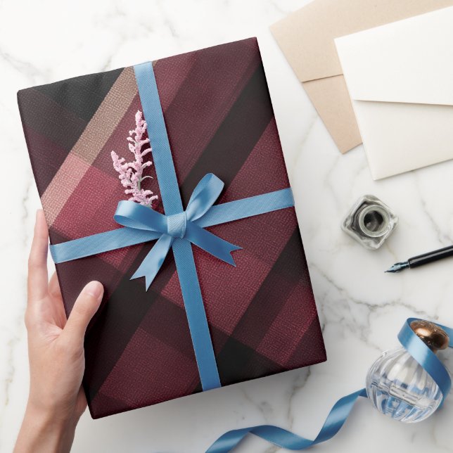 Dunkle Burgunder Schwarz Karo Glut Karomuster Geschenkpapier (Schenken)