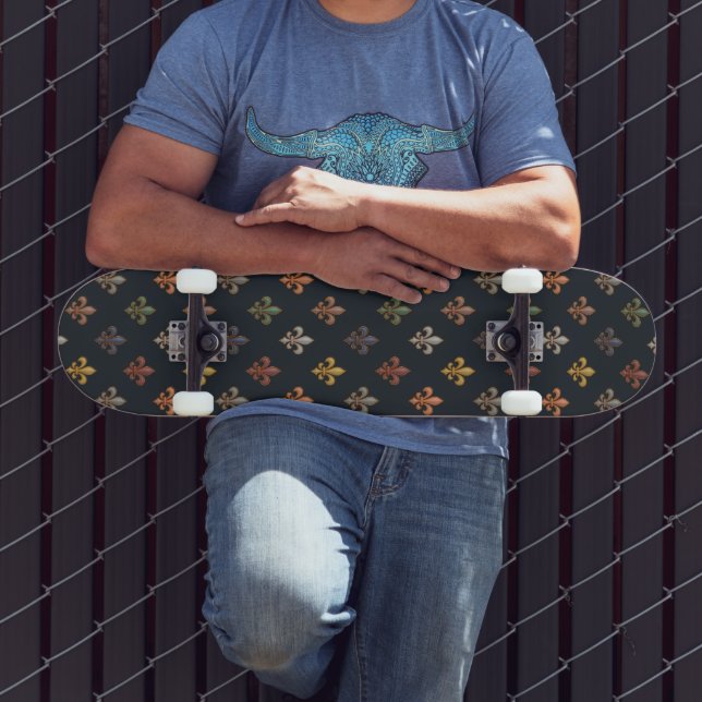 Dunkle Erde Waldlandschaft Fleur-de-lis Design  Skateboard (Außenbereich 3)