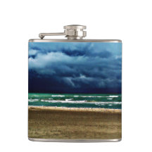 Dunkle Flasche und Sturmflasche