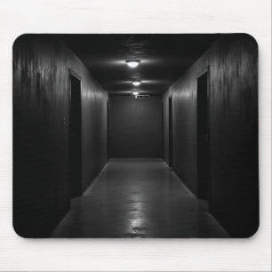 Dunkle Flur in Perspektive Mousepad