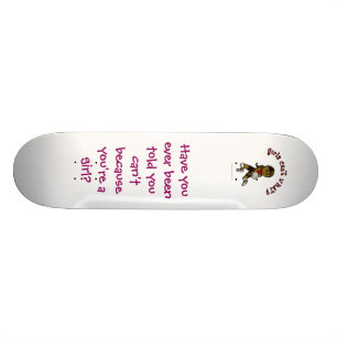 Dunkle Frauenvolleyball in Roter Uniform Skateboard