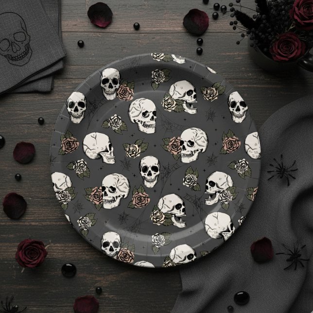 Dunkle graue Gothic-Skulle und Rose Halloween Pappteller (Elegant Floral Skulls Halloween Bridal Shower Paper Plates in Dark Gray. Skull, Roses, Webs Pattern)