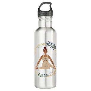 Dunkle Hautfrau Yoga Pose spirituelle goldene Blum Edelstahlflasche