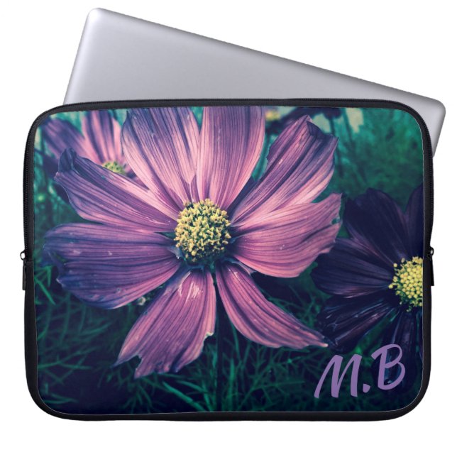 Dunkle lila Blumen Foto Art Monogramm Laptopschutzhülle (Vorderseite)