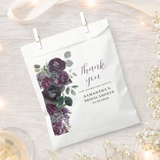 Dunkle lila stimmungsvolle florale Brautparty Geschenktütchen