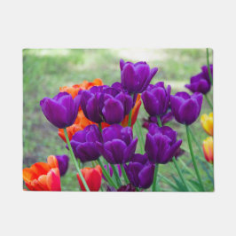 Dunkle lila Tulpen an einem sonnigen Tag im Garten Fußmatte