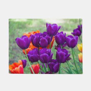 Dunkle lila Tulpen an einem sonnigen Tag im Garten Fußmatte