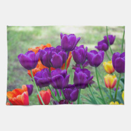 Dunkle lila Tulpen an einem sonnigen Tag im Garten Geschirrtuch