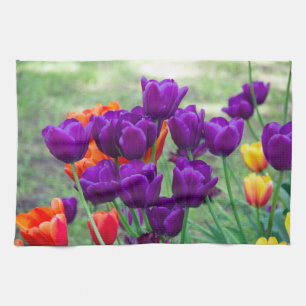 Dunkle lila Tulpen an einem sonnigen Tag im Garten Geschirrtuch