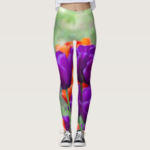 Dunkle lila Tulpen an einem sonnigen Tag im Garten Leggings