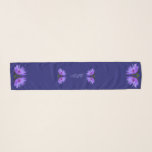 Dunkle Marine-lila Wasser-Lilienlanger Schal<br><div class="desc">Langer oder längerer lila blaues Wasser-Lilienchiffon-Schal auf dunkler Marine (Mitternachtsblau).  Völlig kundengerecht mit optionalem Monogramm oder Namen.  Für die lange oder längere Wahl.  Sehen Sie den Speicher Claudine_Boerner für die quadratische Wahl.</div>