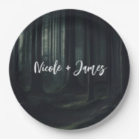 Dunkle Moody-Waldbäume bei Twilight-Hochzeit