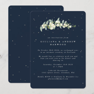 Dunkle Navy-Schneeberry- und Eukalyptus-Hochzeitse Einladung