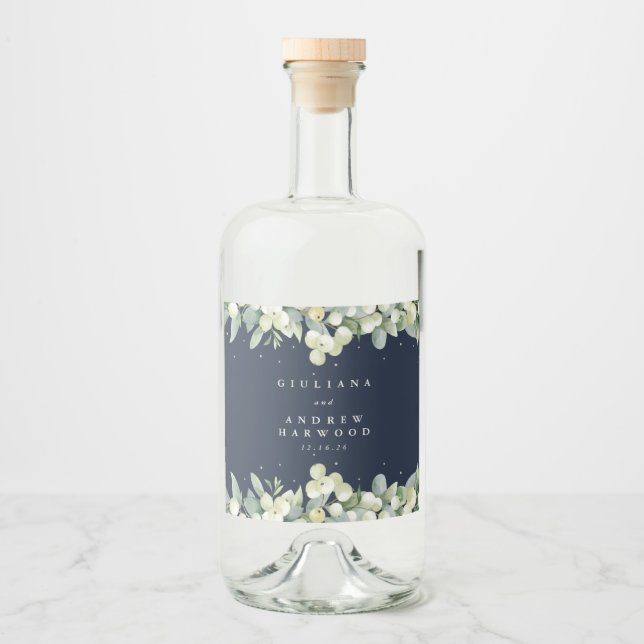 Dunkle Navy Snowberry+Eukalyptus Winter Wedding Alkoholflaschenetikett (Vorderseite)