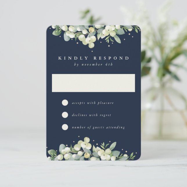 Dunkle Navy Snowberry+Eukalyptus Winter Wedding RSVP Karte (Stehend Vorderseite)
