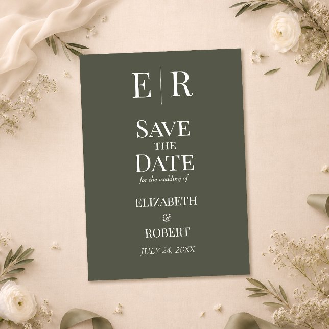 Dunkle Oliven-Monogramm-Hochzeit Bitte vormerken Einladung (Dark Olive Monogram Wedding Save the Date Invitation on a wedding table with white flowers)