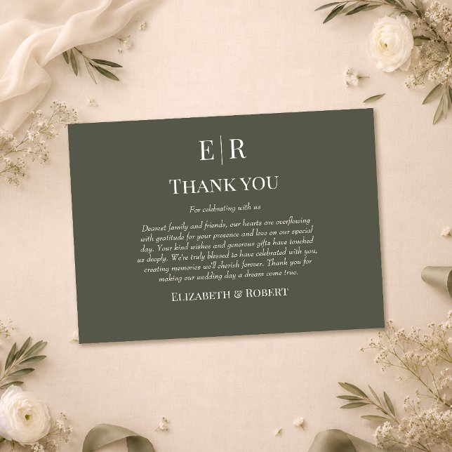 Dunkle Oliven-Monogramm-Hochzeits-Dankeskarten Dankeskarte (Dark Olive Monogram Wedding Thank You Card on a table with with flowers and wedding decor)