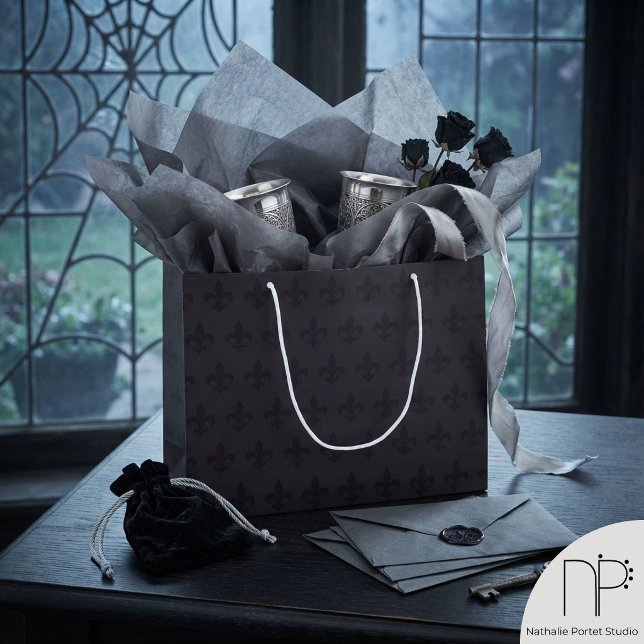 Dunkle Pflaume Gothic Fleur de Lis Große Geschenktüte (Moody dark plum gothic fleur de lis large gift bag for sophisticated and refined gift presentation.)
