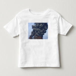 Dunkle Rauchwolken und Feuer tauchen 2 auf Kleinkind T-shirt