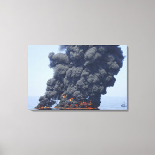 Dunkle Rauchwolken und Feuer tauchen 2 auf Leinwanddruck