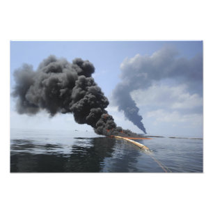 Dunkle Rauchwolken und Feuer tauchen auf Fotodruck