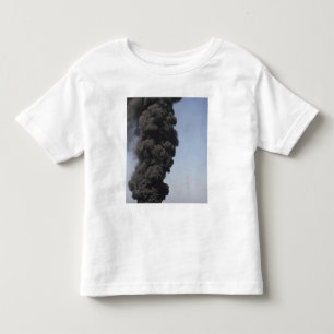 Dunkle Rauchwolken und Feuer tauchen auf Kleinkind T-shirt
