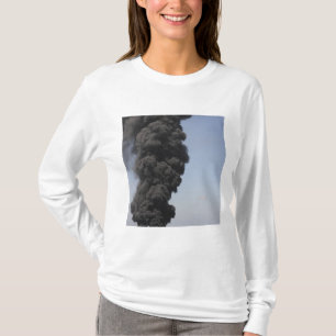 Dunkle Rauchwolken und Feuer tauchen auf T-Shirt