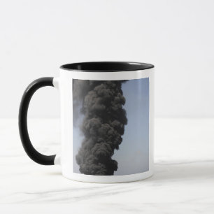 Dunkle Rauchwolken und Feuer tauchen auf Tasse