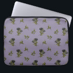 Dunkle Rose Muster Laptopschutzhülle<br><div class="desc">Vintager und gotischer Laptop-Ärmel mit Darstellung von schwarzen Rose mit Grünpflanzen in einem Muster. Der Hintergrund ist lila.</div>