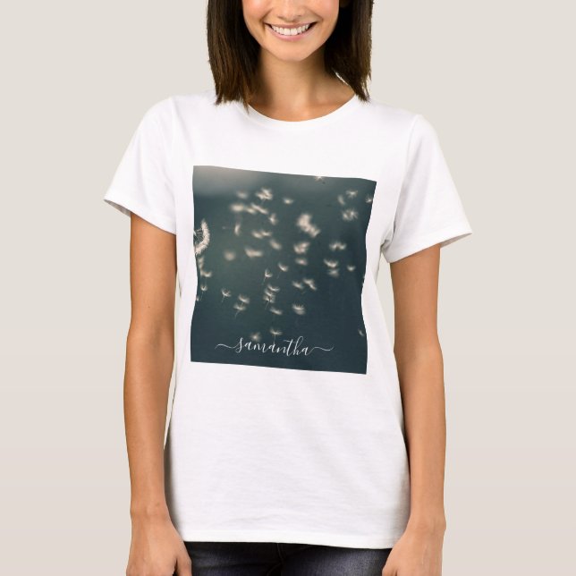 Dunkle Sage Green Dandelion White Script Name T-Shirt (Vorderseite)