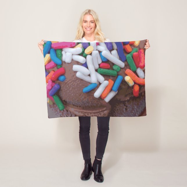 Dunkle Schokolade Eiscreme mit Regenbogensprinklen Fleecedecke (Beispiel)