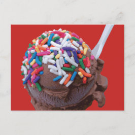 Dunkle Schokolade Eiscreme mit Regenbogensprinklen Postkarte