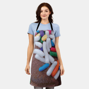 Dunkle Schokolade Eiscreme mit Regenbogensprinklen Schürze