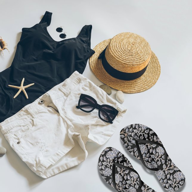 Dunkle schwarze Blütenpaare mit Flip Flops (Von Creator hochgeladen)