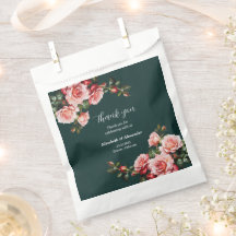 Dunkle, stimmungsvolle rosa und rote Rosen grüne H