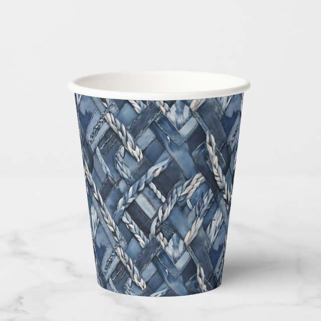Dunkle strapazierte Denim-Patchwork- und Zopf-Opti Pappbecher (Vorderseite)