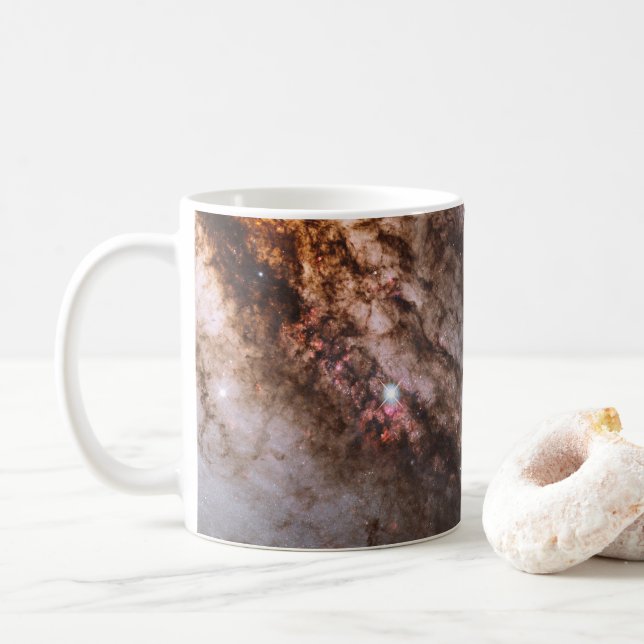 Dunkle Streifen von Staubkreuzen überqueren Centau Kaffeetasse (Mit Donut)