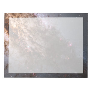 Dunkle Streifen von Staubkreuzen überqueren Centau Notizblock