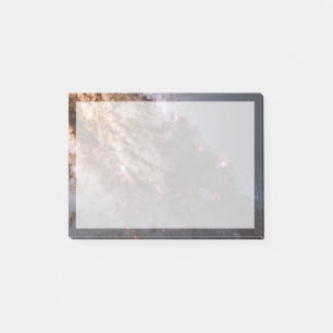 Dunkle Streifen von Staubkreuzen überqueren Centau Post-it Klebezettel