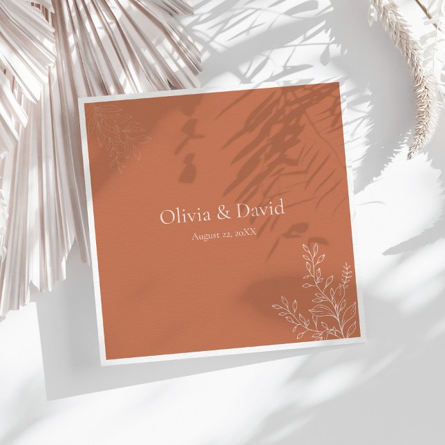Dunkle Terrakotta-Botanik-Hochzeitsserviette Serviette (Dark Terracotta Botanical Wedding Napkin on a white wedding table with dry neutral botanicals.)