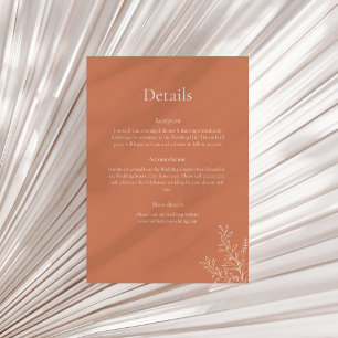 Dunkle Terrakotta-Karte mit botanischen Details Einladung