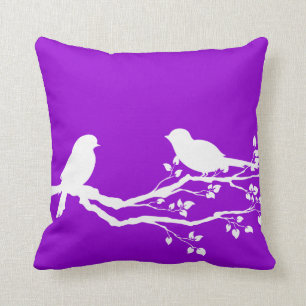Dunkle Violett-Landvögel bei Erholung Kissen
