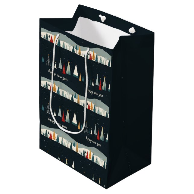 Dunkle Weihnachtsbaummuster-Papier Mittlere Geschenktüte (Vorderseite Schrägansicht)