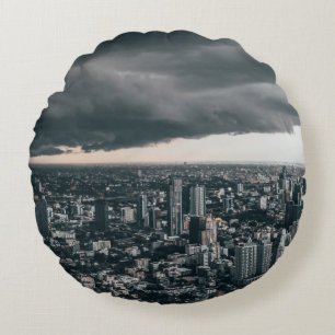 DUNKLE WOLKE ÜBER STADTGEBÄUDEN RUNDES KISSEN