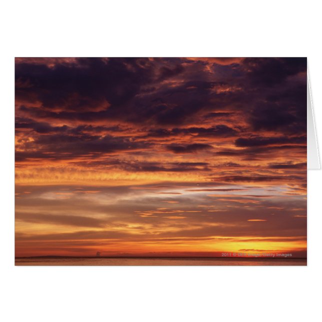 Dunkle Wolken in orangefarbenem Himmel (Vorderseite (Horizontal))