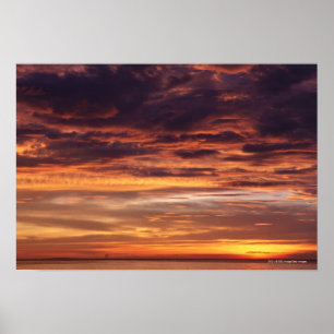 Dunkle Wolken in orangefarbenem Himmel Poster