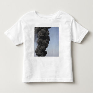 Dunkle Wolken von Rauch und Feuer entstehen Kleinkind T-shirt