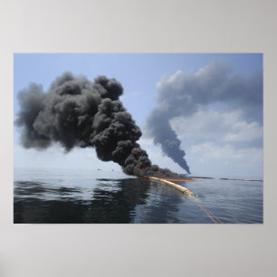 Dunkle Wolken von Rauch und Feuer entstehen Poster