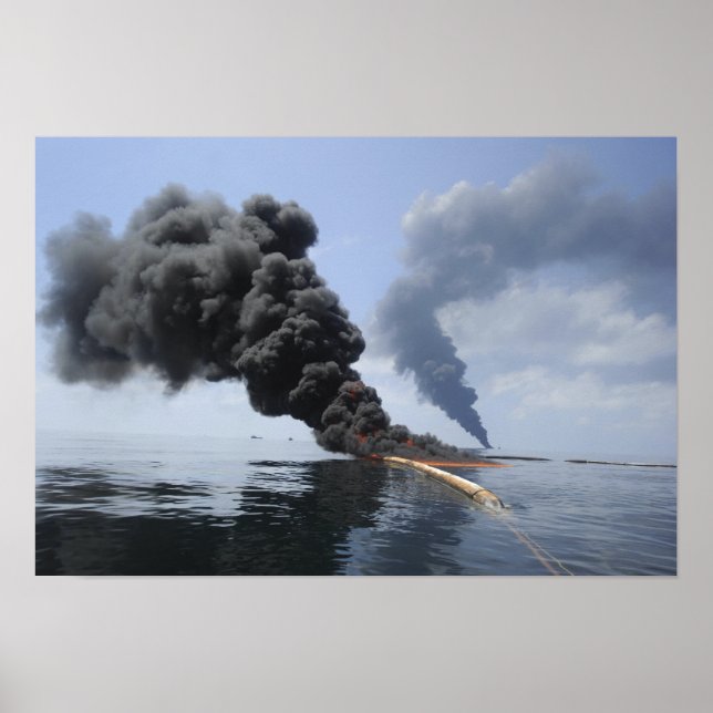 Dunkle Wolken von Rauch und Feuer entstehen Poster (Vorne)