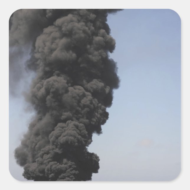 Dunkle Wolken von Rauch und Feuer entstehen Quadratischer Aufkleber (Vorderseite)